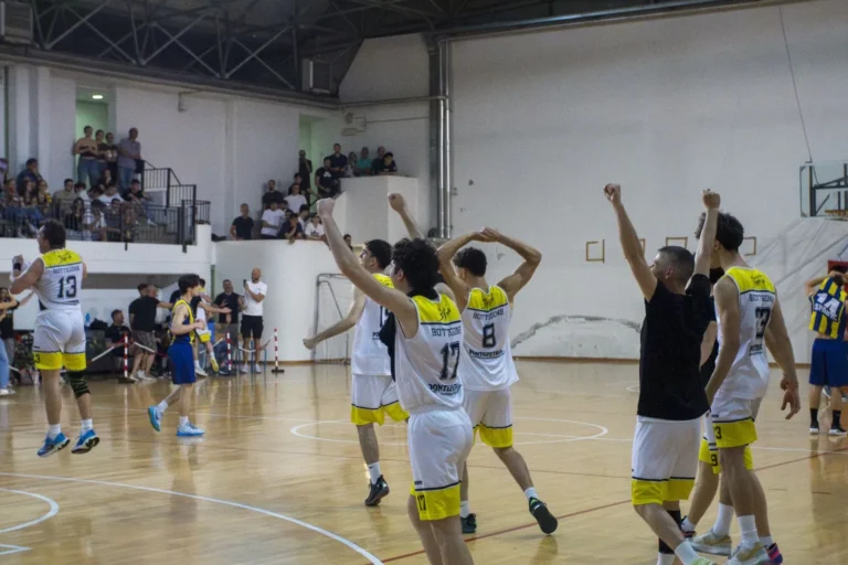 Esultanza gruppo finale playoff DR3 Bottegone Basket Junior